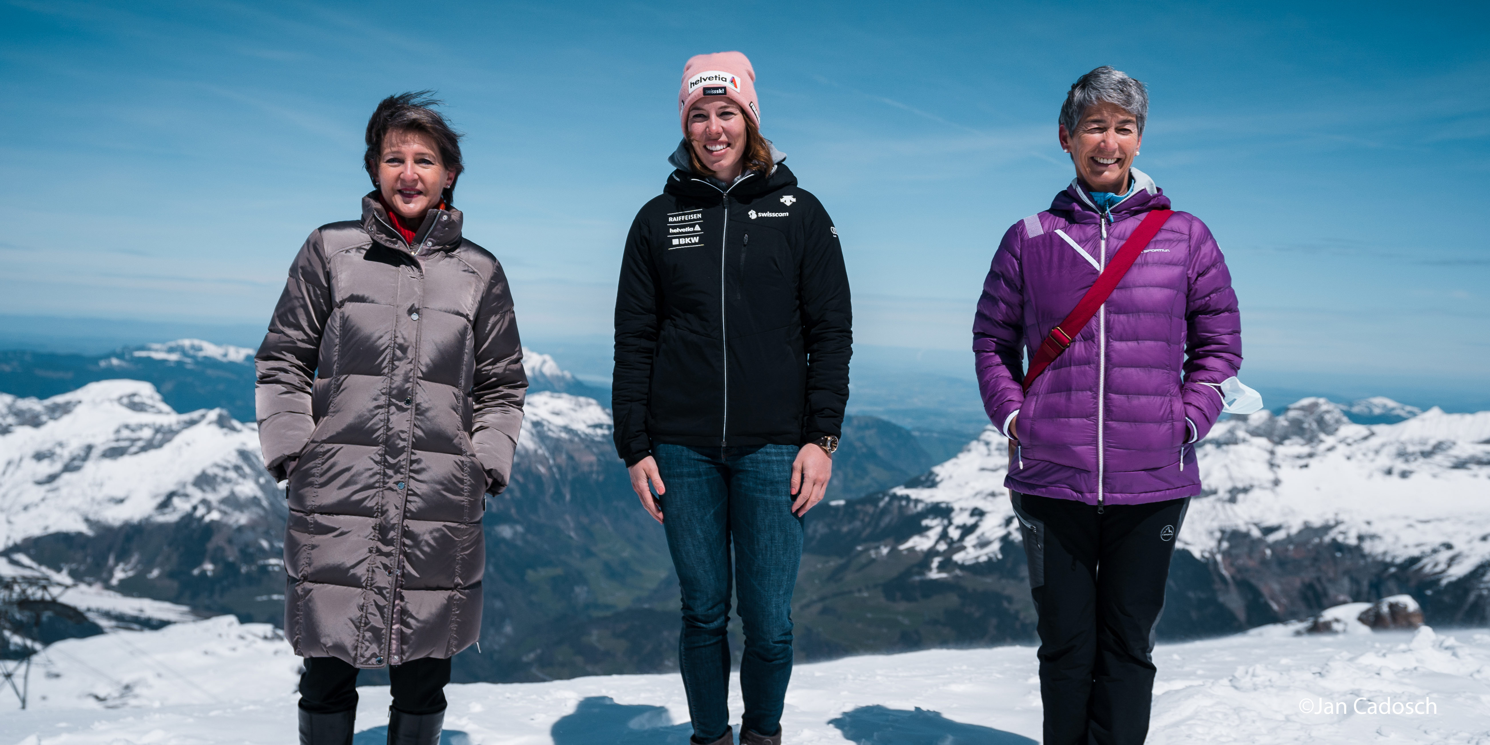 Von links nach rechts: Bundesrätin Simonetta Sommaruga, Michelle Gisin, Skifahrerin und Botschafterin für Protect Our Winters, und Françoise Jaquet, Präsidentin des Schweizer Alpen-Clubs SAC